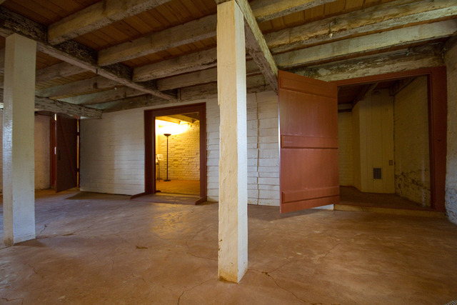 Cellar_partition_dm_jpg_42010-58